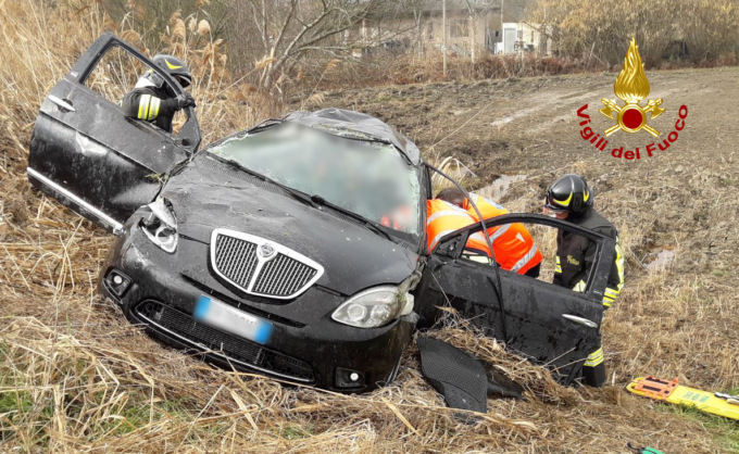 Auto finisce fuori strada in località Sant’Antonio a Cavarzere: ferito il conducente