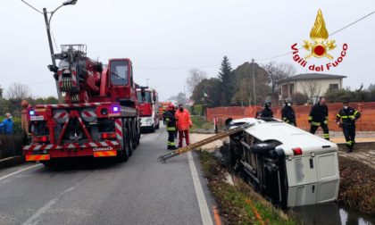 Furgone esce fuori strada e finisce in un canale: due feriti e danneggiato un costoso clavicembalo d'epoca