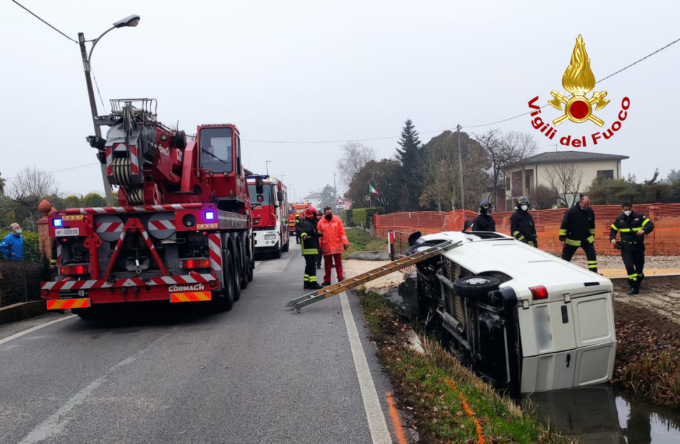 Furgone esce fuori strada e finisce in un canale: due feriti e danneggiato un costoso clavicembalo d’epoca