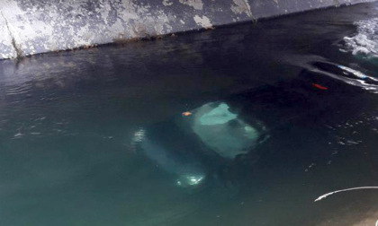 Cinque giovani finiscono nel canale con l'auto, ma per fortuna escono illesi