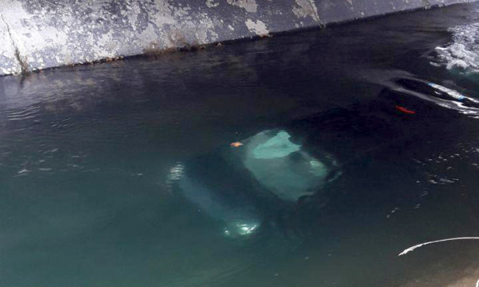 Cinque giovani finiscono nel canale con l’auto, ma per fortuna escono illesi