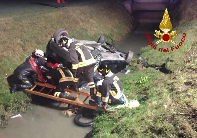 Perde il controllo dell’auto che finisce rovesciata nel canale: conducente salvato dai pompieri