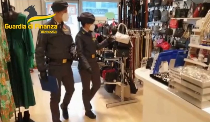 Retata della finanza nei negozi d’abbigliamento cinesi a Venezia: cos’hanno trovato