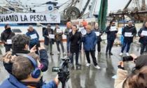Caro gasolio, i pescatori di Chioggia rimettono le licenze nelle mani del sindaco