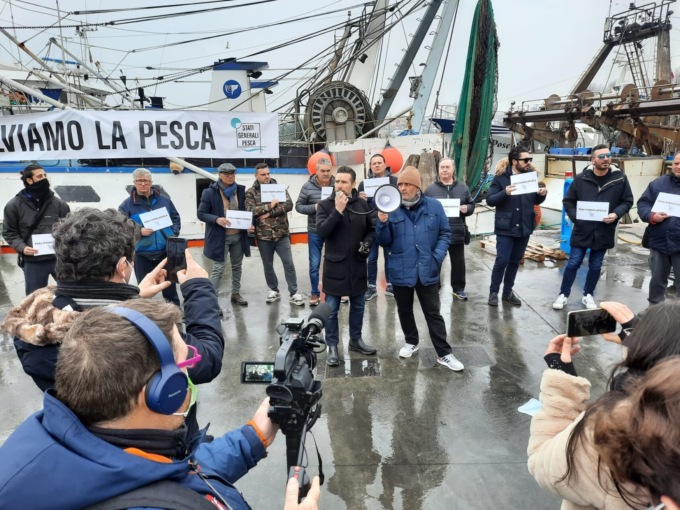 Caro gasolio, i pescatori di Chioggia rimettono le licenze nelle mani del sindaco