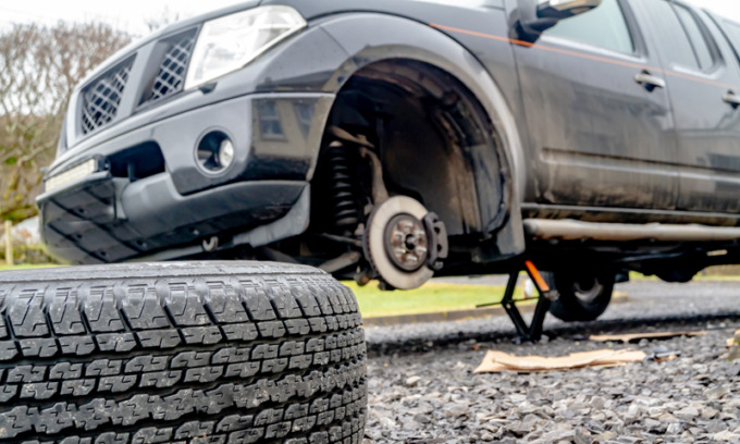 Aiuta un amico a cambiare la ruota ma cede il cric: 39enne muore schiacciato dall’auto