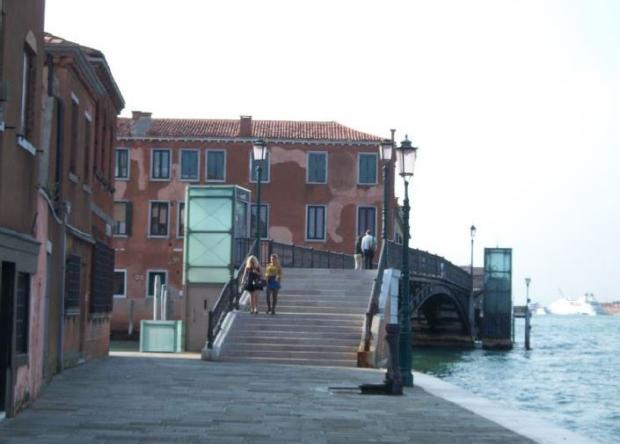 Addio agli ascensori del ponte Longo all’isola della Giudecca