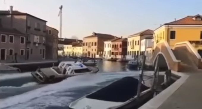 Il video del folle inseguimento tra motoscafi lungo i canali di Venezia