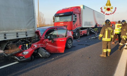 Finisce con l'auto sotto un camion: conducente miracolato