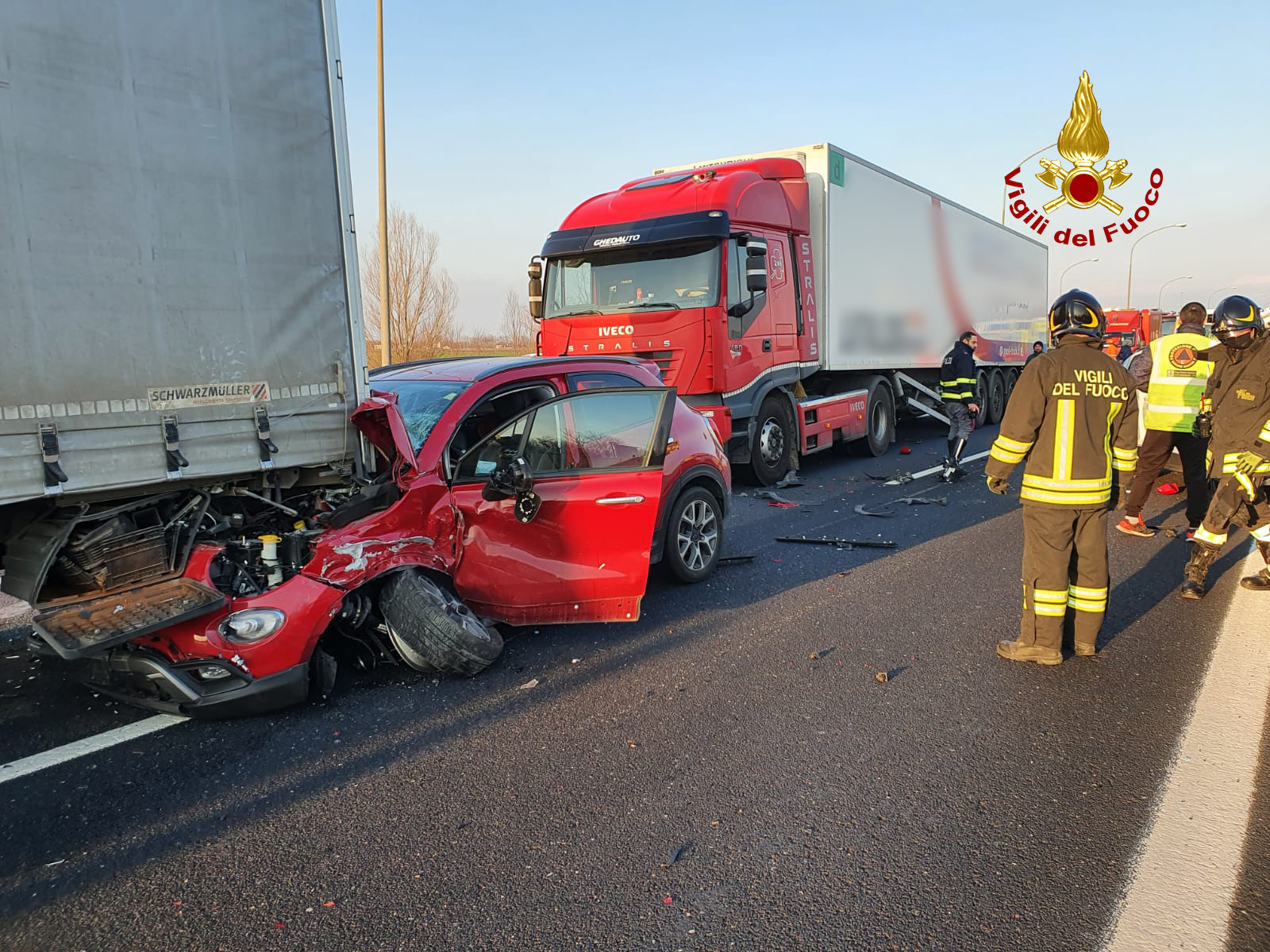 Finisce con l'auto sotto un camion: conducente miracolato