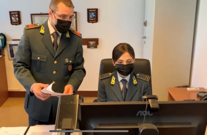 Medico No Vax sospeso dall’incarico continuava a visitare pazienti nel suo studio