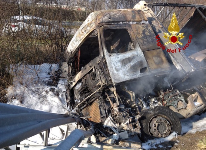Il camion finisce fuori strada e viene divorato dalle fiamme: miracolato il conducente
