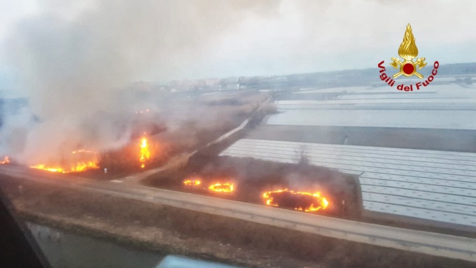 Isola Verde Chioggia, il video e le foto dell’incendio sterpaglie visto dall’elicottero Drago 81