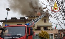 Le immagini dell'incendio in una palazzina di sei piani a Marghera