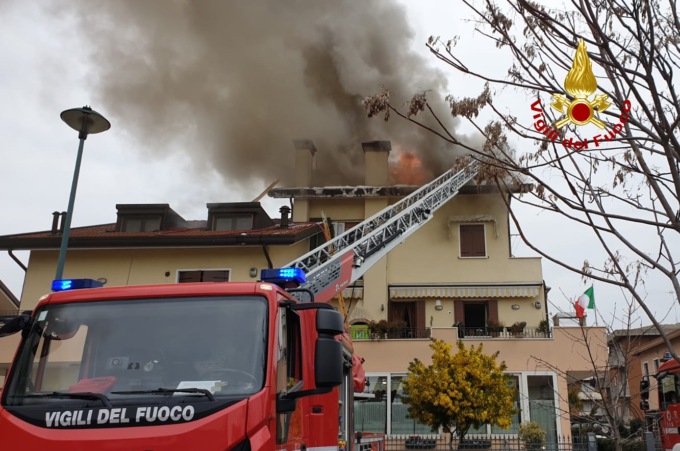 Le immagini dell’incendio in una palazzina di sei piani a Marghera