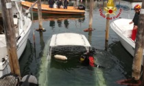 Piccolo cabinato affonda a Chioggia e sversa carburante in mare: il video del recupero