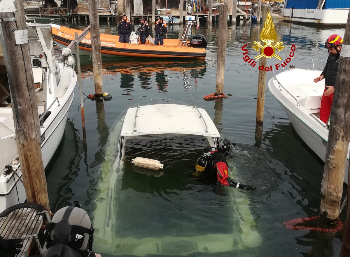Piccolo cabinato affonda a Chioggia e sversa carburante in mare: il video del recupero