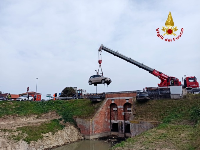 Problema al freno, auto parcheggiata scivola nel canale e si inabissa