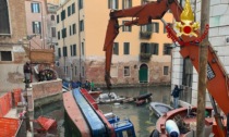 Incidente nautico dietro al Teatro La Fenice, imbarcazione si rovescia e sversa idrocarburi in acqua