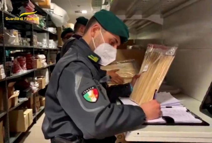 Bomboniere e articoli per cerimonie nuziali potenzialmente pericolosi: maxi sequestro milionario a Marcon