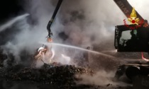 Grosso incendio in un’azienda di riciclaggio: in fiamme del materiale ferroso