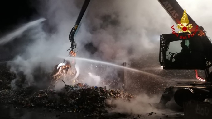 Grosso incendio in un’azienda di riciclaggio: in fiamme del materiale ferroso