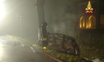 Si schianta contro un albero e l'auto prende fuoco: conducente intrappolato muore tra le fiamme