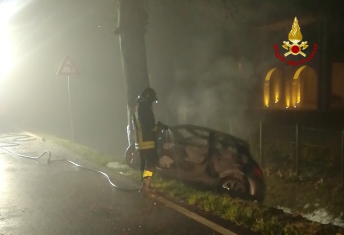 Si schianta contro un albero e l’auto prende fuoco: conducente intrappolato muore tra le fiamme