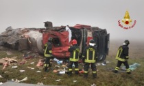 Camion autocisterna esce fuori strada e si ribalta: conducente resta incastrato tra le lamiere