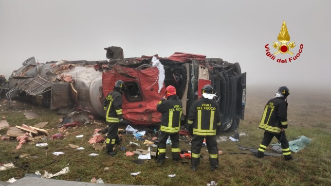 Camion autocisterna esce fuori strada e si ribalta: conducente resta incastrato tra le lamiere