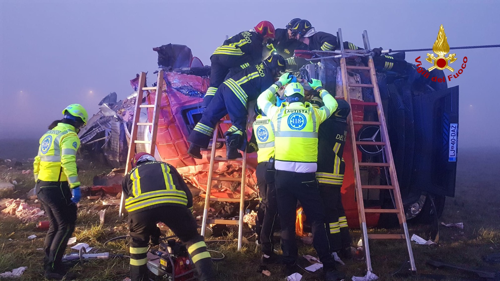 Si ribalta un'autopompa. Muore il vigile del fuoco alla guida del mezzo