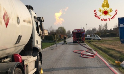 Camion con cisterna piena di gpl si ribalta: ferito il conducente