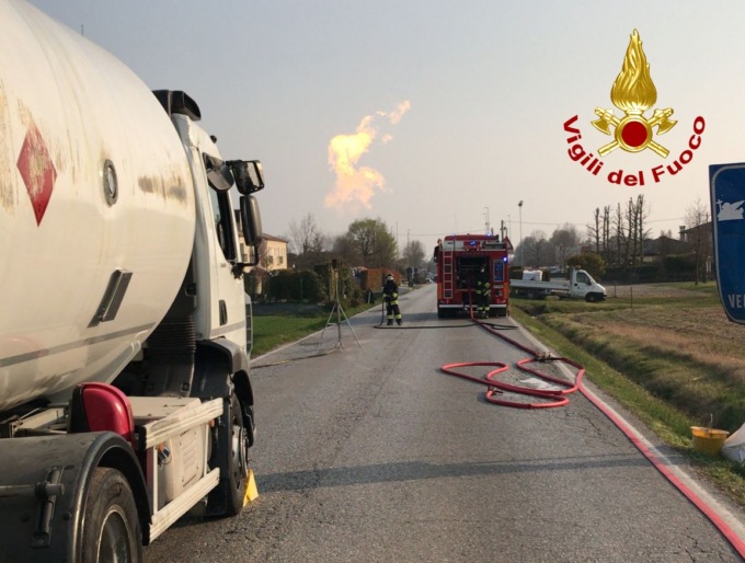 Camion con cisterna piena di gpl si ribalta: ferito il conducente