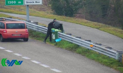 Rifiuti abbandonati in autostrada, partono le prime denunce