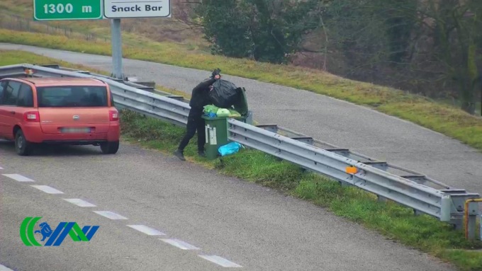 Rifiuti abbandonati in autostrada, partono le prime denunce
