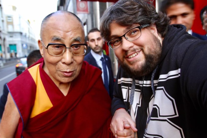 Dalla malattia alla passione per gli autoscatti con i vip: Mr Selfie è il veneziano Riccardo Scalise