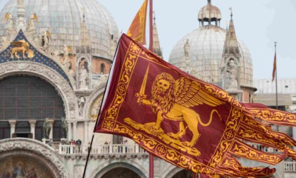 "Territori veneti liberi", tensioni al corteo del 25 aprile: 200 indipendentisti sfidano i divieti e manifestano in San Marco