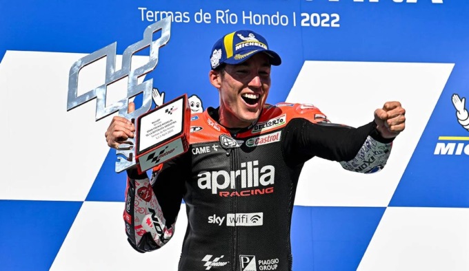 Capolavoro Aprila in MotoGp: prima vittoria nella storia della classe “regina”