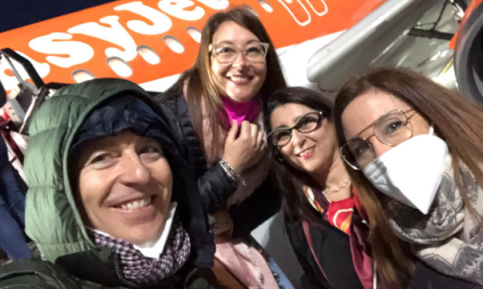 Sembra stia riposando in aereo ma è in arresto cardiaco: 32enne salvato in volo da quattro infermieri di Chioggia