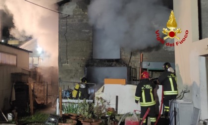 Paura nella notte a Santa Maria di Sala, ex falegnameria in fiamme: sfiorate la case