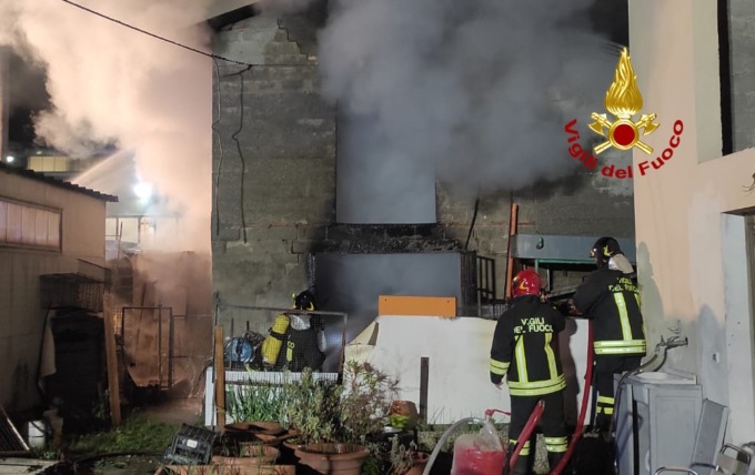 Paura nella notte a Santa Maria di Sala, ex falegnameria in fiamme: sfiorate la case