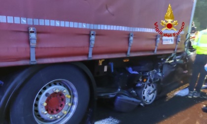 Tamponamento tra un'auto e un camion sull'A4: morto un uomo