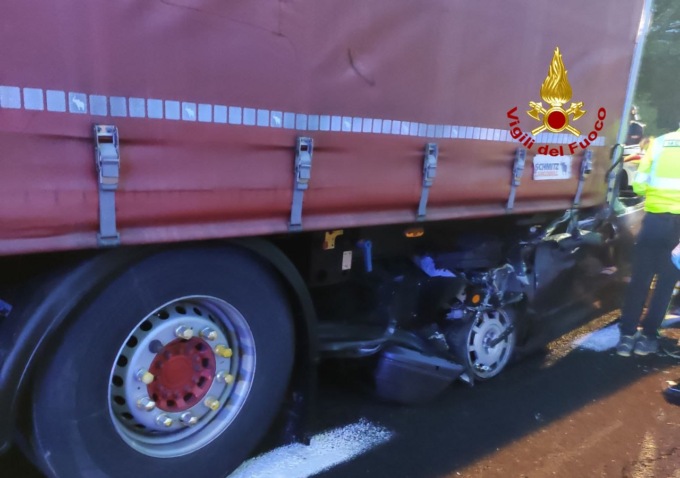 Tamponamento tra un’auto e un camion sull’A4: morto un uomo