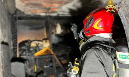 Le immagini del maxi incendio in una palazzina a Mestre: residenti intossicati dal fumo