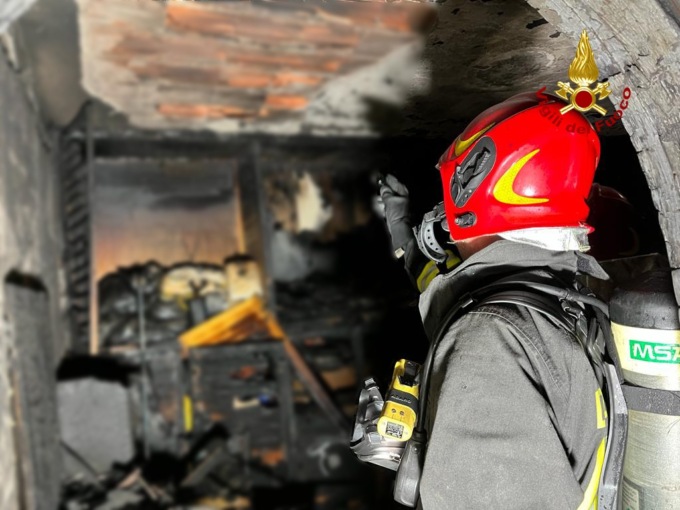 Le immagini del maxi incendio in una palazzina a Mestre: residenti intossicati dal fumo