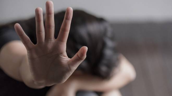 Dopo la lite in centro con la compagna, scoperta una situazione di violenza che durava da tempo