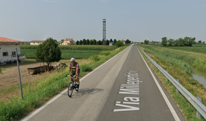 Ciclista 71enne urtato da un’auto perde l’equilibrio, cade e muore