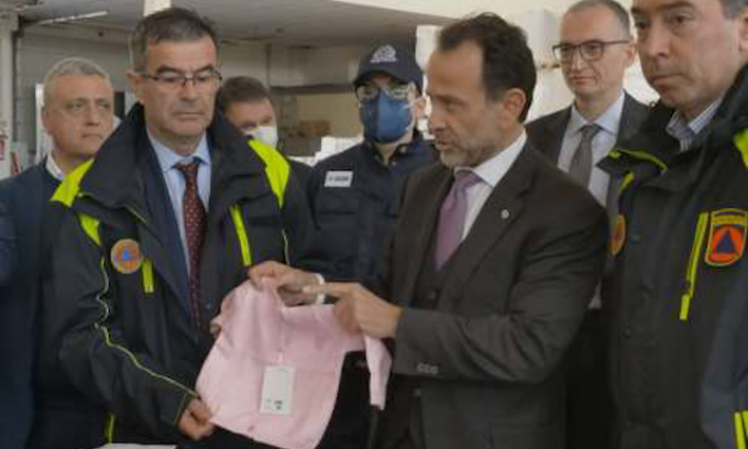 Contrabbando di maglioncini: i pullover sequestrati saranno donati ai bimbi ucraini