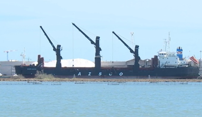 Un bastimento russo carico di mobili veneti è fermo a Chioggia (e non si muove)