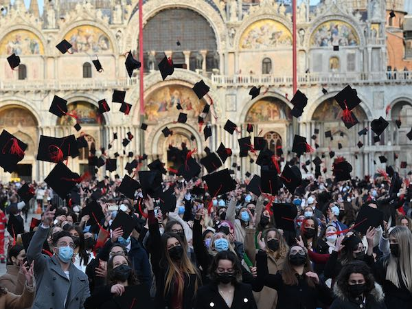 Palco in San Marco per lauree Ca’ Foscari e Mattarella: scoppia la bufera (e il Florian sciopera)